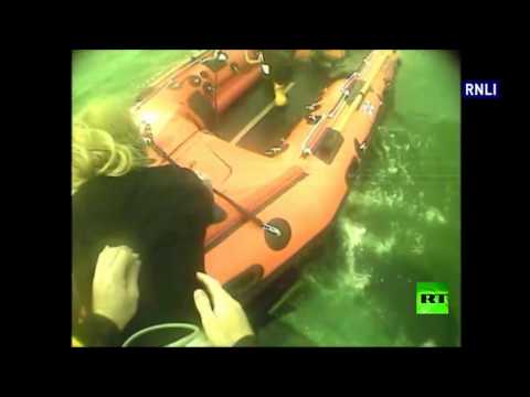 بالفيديو لحظة إنقاذ شخصين من سيارة غارقة في بريطانيا