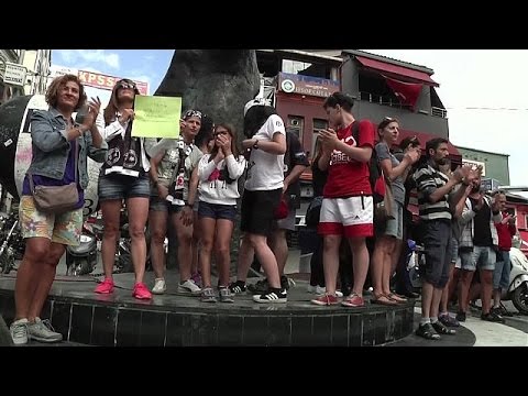 شاهد مظاهرات نسائية بالسروال القصير في تركيا