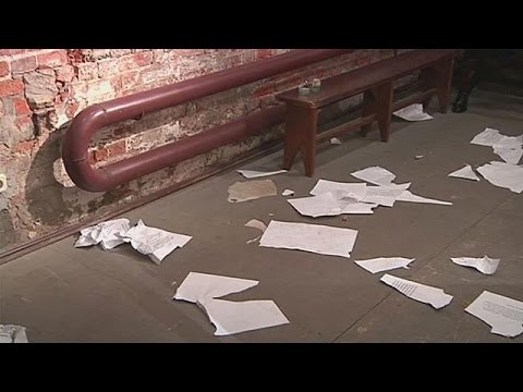 بالفيديو قوميون روس يخربون صورًا فوتوغرافية داخل معرض في موسكو