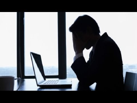 شاهد مندوب العمال في شركة للنسيج يتعرض للطرد