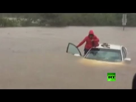 بالفيديو الشرطة الأميركية تنقذ بعض الأشخاص من أسطح سياراتهم بعد إعصار ماثيو