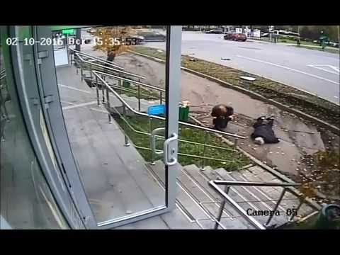 بالفيديو عجوز ينجو من حادثة مروعة بمعجزة