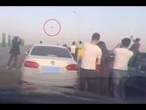 بالفيديو تجمهر وزحام لرصد مركبة فضائية في السماء