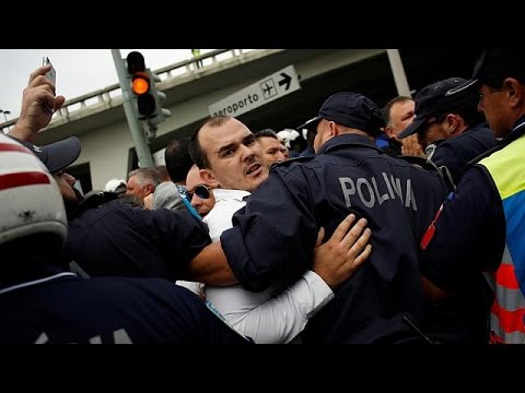 بالفيديو مئات من سائقي سيارات الأجرة في البرتغال يتظاهرون ضد أوبر