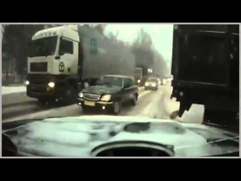 شاب ينجو بأعجوبة من حادث طريق مضاعف