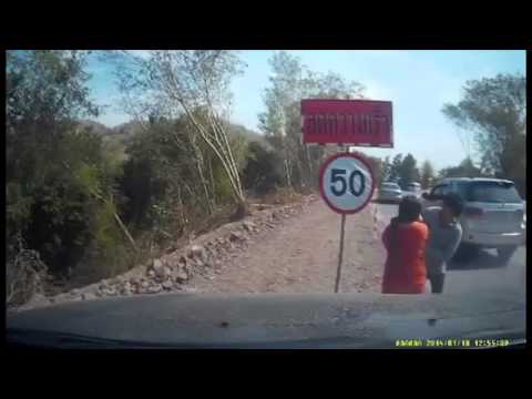 رضيع يسقط من شاحنة على الطريق السريع