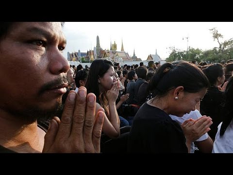 شاهد التايلانديون يودعون الملك بوميبول ادوليادي