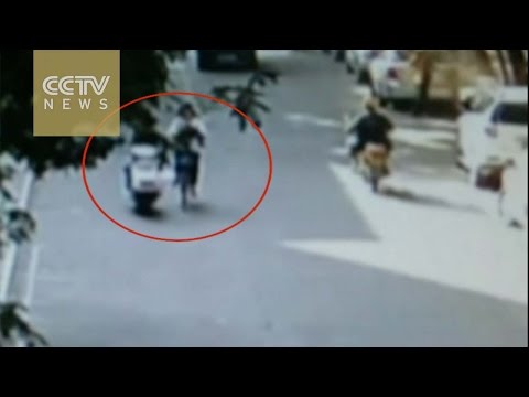 اللصة الصغيرة تهرب بدراجة نارية