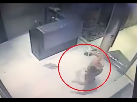 شاهد العناية الإلهية تنقذ شاب وحارس أمن من الموت بأعجوبة