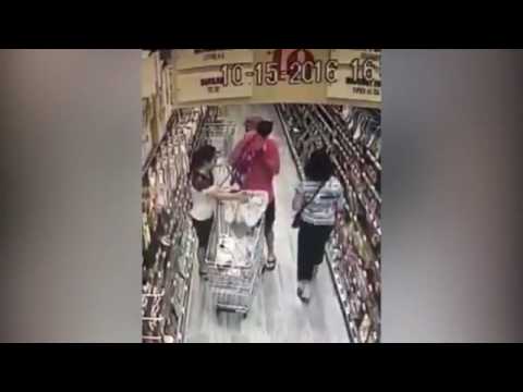 شاهد رجل يحاول اختطاف طفلة أمام والدتها