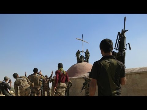 شاهد مقاتلون عراقيون يرفعون الصليب على كنيسة