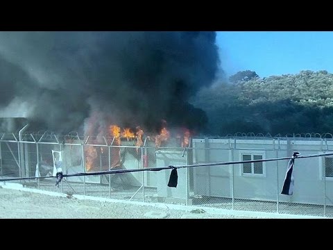 بالفيديو مهاجرون يضرمون النار في احد مخيمات جزيرة لسبوس اليونانية