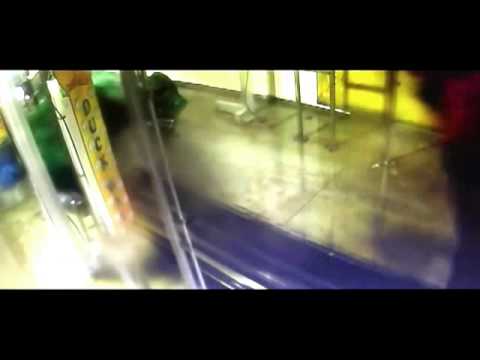 سائق يتسبب في كارثة داخل مغسلة سيارات