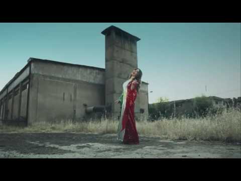 لبنانية بالزي العسكري تغني لقوات البيشمركة