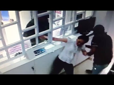 بالفيديو اعتداء وحشي للصوص على عاملة في متجر