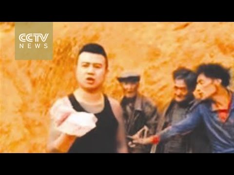 شاهد مقطع مسرب يفضح فاعل خير شرير