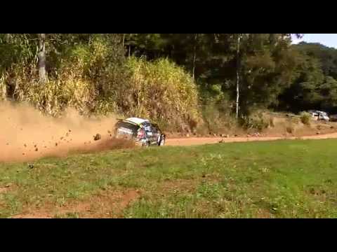 شاهد متسابق يضرب الجمهور بالحجارة من دون قصد