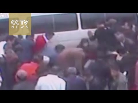 شاهد المارّة يرفعون ميكروباص لإنقاذ رجل مسنّ