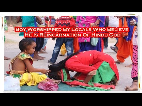 بالفيديو قرويون يعبدون طفلًا صغيرًا يشبه