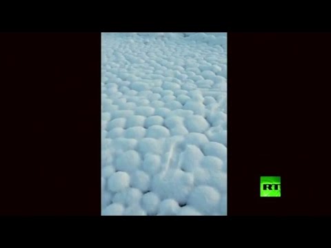 كرات ثلجية عملاقة تغطي شاطئ بحر كارا