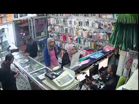 شاهد لحظة سرقة هاتف من داخل محل