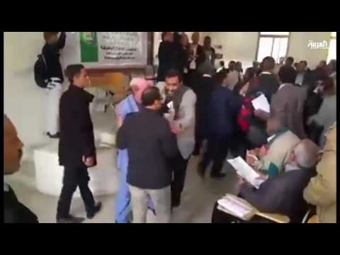 شاهد ميليشيا الحوثي تقتحم جامعة صنعاء وتهدّد أساتذتها بالسلاح
