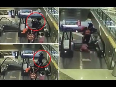 بالفيديو لحظة سقوط رضيع من يد جدته على السلالم الكهربائية