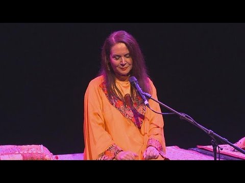 الفنانة باريسا أيقونة الموسيقى الإيرانية الكلاسيكية تحول منزلها الي مدرسة غناء