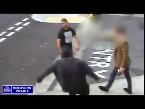 شاهد رجل يحطّم فك آخر بسبب خلاف في محطة بنزين