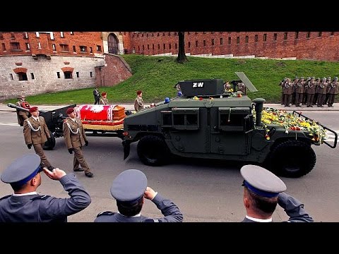 بالفيديو إعادة دفن رفات الرئيس البولندي السابق وزوجته