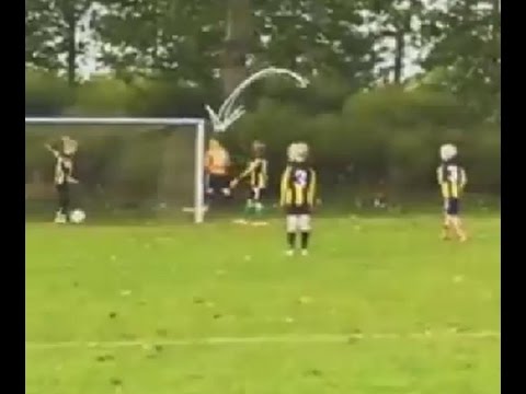 بالفيديو حارس ناشئ يترك مرماه لقضاء حاجته والفريق المنافس يعاقبه