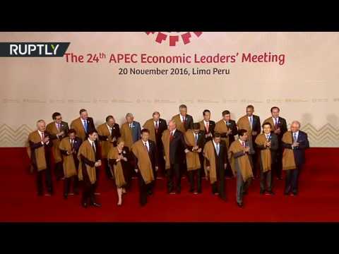 شاهد لحظة التقاط الصورة الجماعية لزعماء الدول المشاركة في قمة أبيك