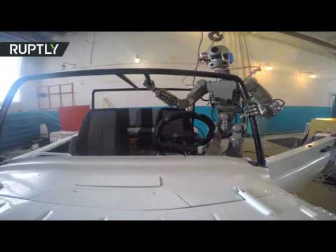 روبوت روسي على هيئة إنسان يستطيع عمل كل شئ