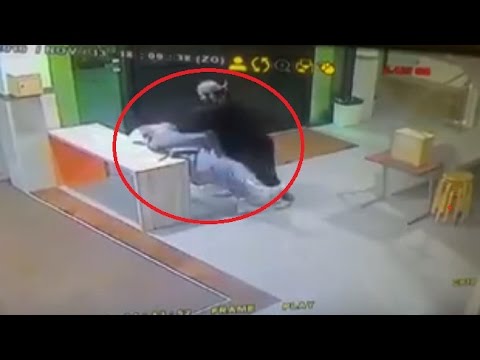 شاهد رجلٌ يعتدي على مؤذّن مسنّ داخل المسجد