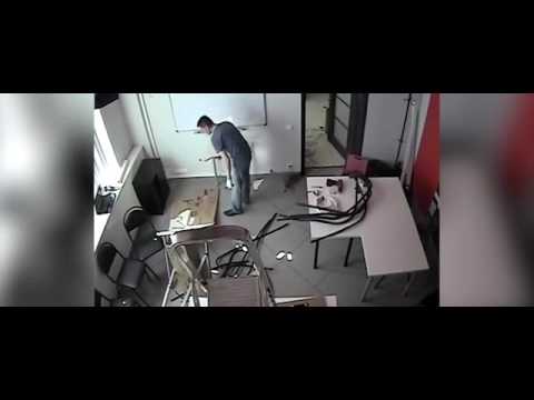 شاهد لحظة سقوط عامل من أعلى الدرج