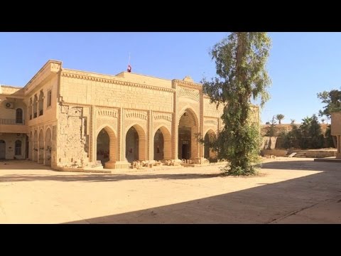 شاهد مسيحيون يعودون إلى دير دمره داعش في شمال العراق
