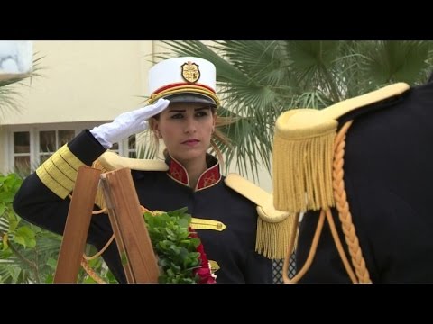 شاهد تونس تكرم 12 من عناصر أمن الرئاسة