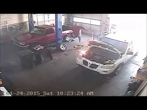 اشتعال سيارة من تلقاء نفسها داخل احدي الورش