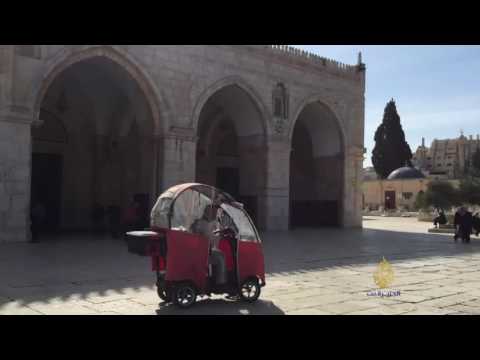 مسنون يتنقلون بالسيارات الكهربائية في الأقصى