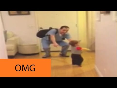 رضيع يخدع أبيه بعناق مزيف