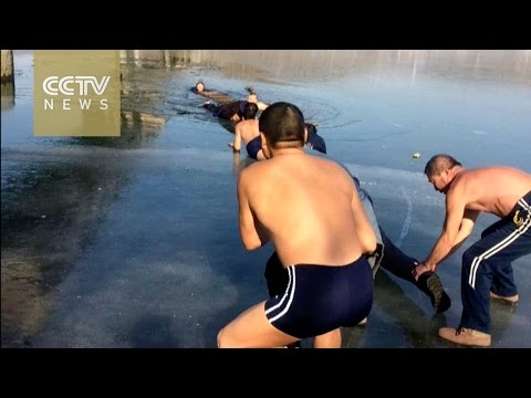 شاهد متطوعون يسبحون في الثلج لإنقاذ متزلجين من التجمد