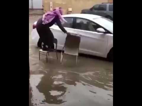 شاهد سعودي يتزلج على الثلج بطريقة مضحكة