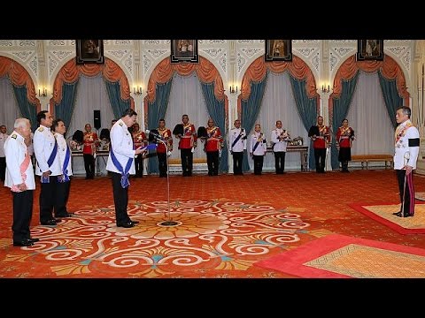 بالفيديو  ولي عهد تايلاند يقبل دعوة البرلمان لتولي العرش