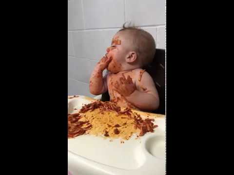 شاهد  ماذا حدث لطفلة غلبها النعاس أثناء تناول المكرونة