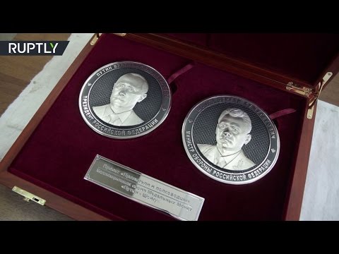 بالفيديو مصنع روسي يكشف عن عملة من الفضة تزن 1 كغ تحمل رسما للرئيس بوتين