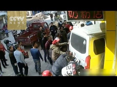 سيدة تنجو من الموت بعد دهسها بميكروباص فى حائط متجر