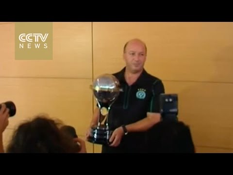 لحظات منح فريق كرة القدم البرازيلى المنكوب كأس أندية أمريكا الجنوبية