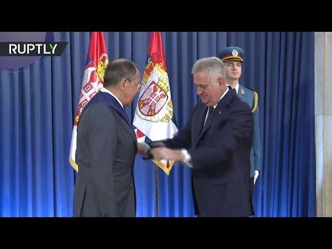 الرئيس الصربي يمنح وزير الخارجية الروسي سيرغي لافروف وسام العلم الصربي