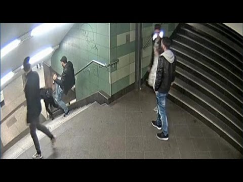 بالفيديو استجواب رجل يشتبه أنّه شارك في اعتداء على امرأة في ألمانيا