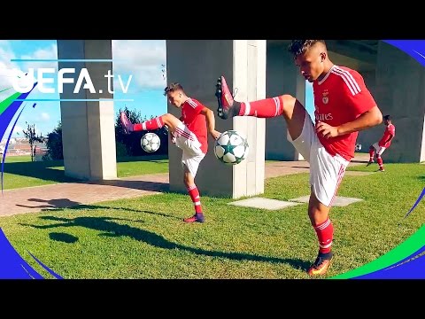 شاهد تحدٍ مذهل بين شباب في استعراض المهارات